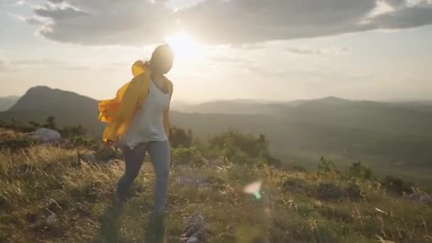 Girl Tourist Yellow Jacket Goes Hiking Mountain Ridge Woman Traveler — Vídeo de Stock