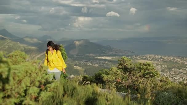 Λευκή Γυναίκα Κίτρινο Μπουφάν Και Σακίδιο Κάνει Πεζοπορία Στα Βουνά — Αρχείο Βίντεο