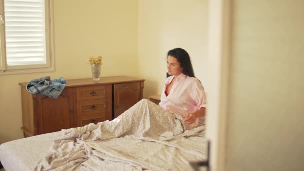 Κορίτσι Ξυπνάει Στο Κρεβάτι Πρωί Και Τεντώνεται Μια Όμορφη Ρομαντική — Αρχείο Βίντεο