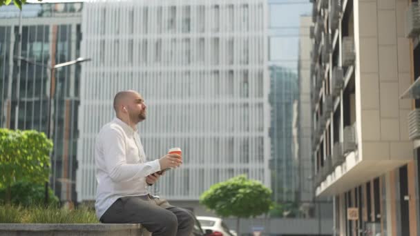Manager Listens Music Headphones Dances Drinks Coffee Break Serious Man — Video Stock