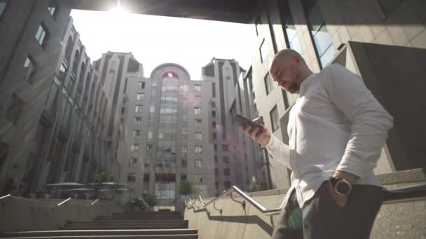 Businessman Texting Phone Watching Video Background Business Center Man Casual — Vídeos de Stock