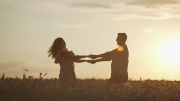 Романтическая Счастливая Пара Танцующая Вместе Пшеничном Поле Мужчина Женщина Закате — стоковое видео