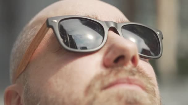 Крупним Планом Чоловік Носить Сонцезахисні Окуляри Відображенні Ділового Центру Бізнесмен — стокове відео