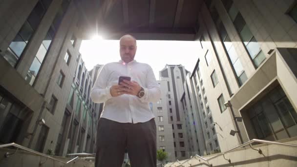Менеджер Телефонує Межами Офісної Будівлі Серйозна Людина Повсякденному Одязі Веде — стокове відео
