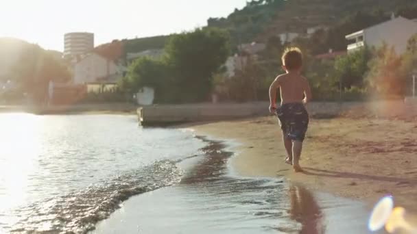 Active Child Running Beach Barefoot Boy Runs Waves Ocean Sunset — Video