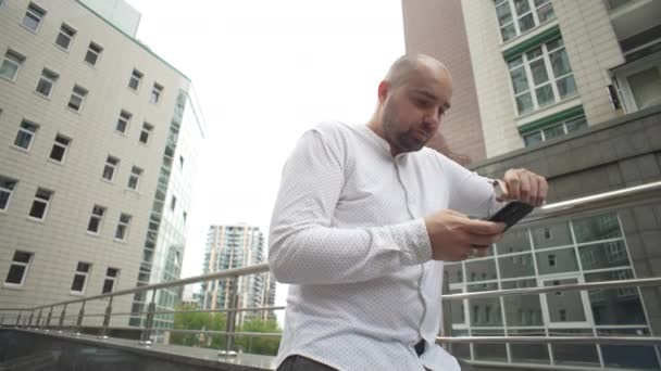 Businessman Smokes Electronic Cigarette Texts Phone Man Nervous Solves Cases — Vídeo de Stock