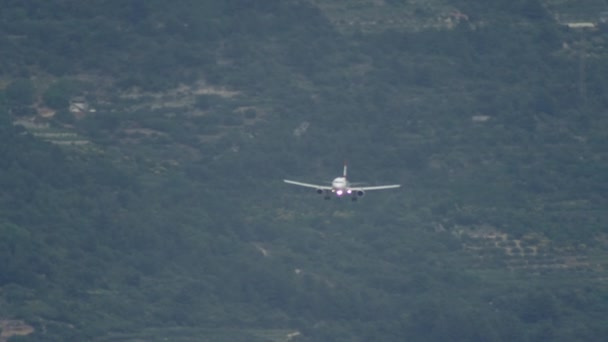 Літак Приземлиться Гірському Пейзажі Складна Небезпечна Посадка Літака Горах Високоякісні — стокове відео