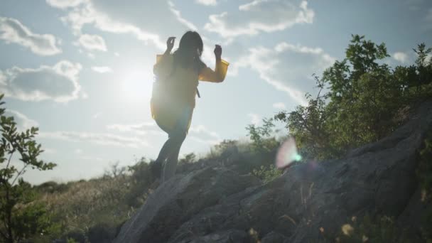 Girl Dangerous Hiking Trip Mountains Walks Rocks Top Woman Yellow — Vídeo de Stock