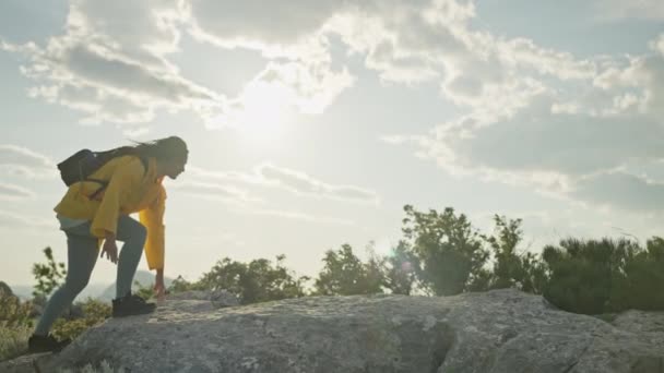 Дівчина Піднімається Скелях Вершину Гори Піднімає Руки Вгору Відчуття Перемоги — стокове відео