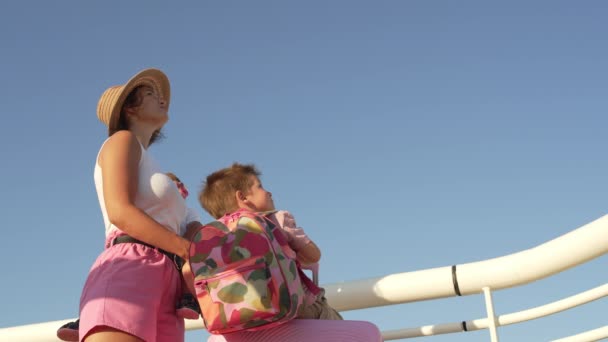 Сім Вирушає Подорож Діти Мати Стоять Літають Поруч Сім Аеропорту — стокове відео