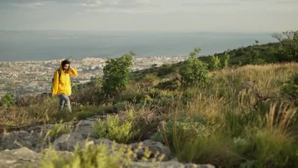 Girl Yellow Jacket Backpack Hike Mountains Woman Walks Rocks Beautiful — Stockvideo