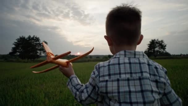 Childrens Dreams Boy Airplane His Hands Runs Field Child Walk — Wideo stockowe
