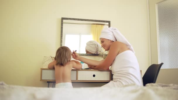 Mother Makes Her Daughters Make Caucasian Family Plays Make Dice — Αρχείο Βίντεο