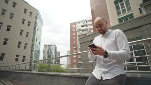 Businessman Talking Phone Business Nervous Man Casual Clothes Cityscape Communicates — Stockvideo
