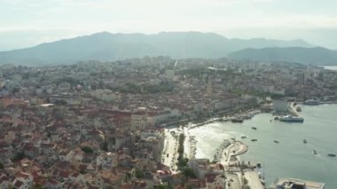 Hava görüntüsü Hırvatistan 'ı böldü. Tarihi binaları, seti ve limanı olan eski şehrin manzarası. Yüksek kalite 4k görüntü