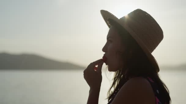 Bir Kız Gün Batımında Deniz Kenarında Bir Çileği Isırıyor Güzel — Stok video