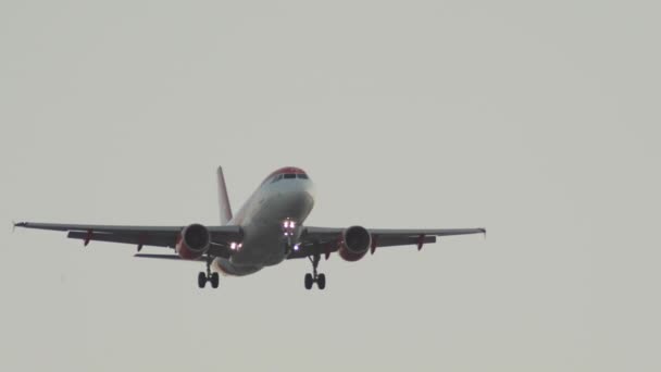 空港での飛行機の着陸のクローズアップ 着陸のために飛んでいる旅客機のスローモーションビデオ 高品質4K映像 — ストック動画