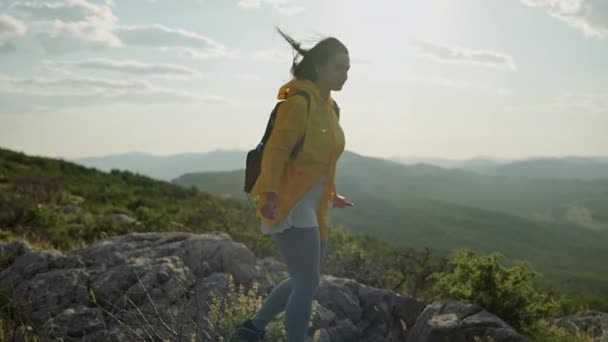 Liberdade Vitória Menina Conquistou Topo Montanha Uma Mulher Levanta Mãos — Vídeo de Stock