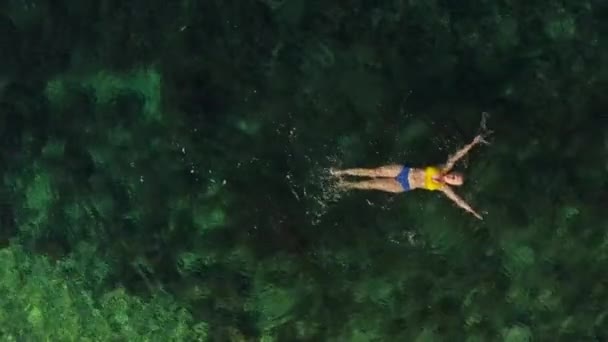 Havadan Bakan Kız Okyanusta Yüzüyor Mayo Giymiş Güzel Bir Kadın — Stok video