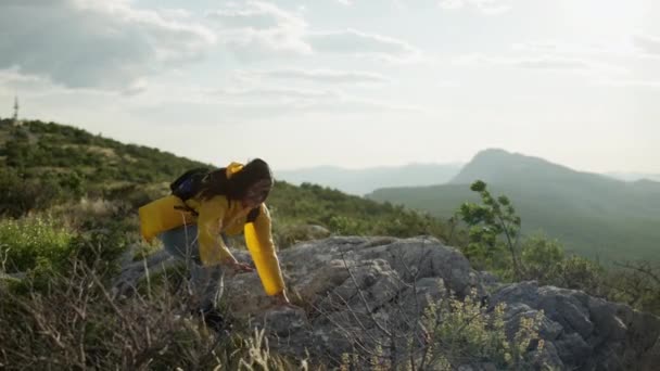 Dziewczyna Wspina Się Niebezpieczne Skały Szczyt Góry Turystyka Piesza Piesza — Wideo stockowe