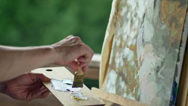 Nahaufnahme Der Hände Eines Künstlers Mit Einem Pinsel Der Ein — Stockvideo