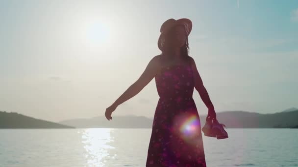 Menina Feliz Dançando Girando Praia Pôr Sol Uma Mulher Com — Vídeo de Stock