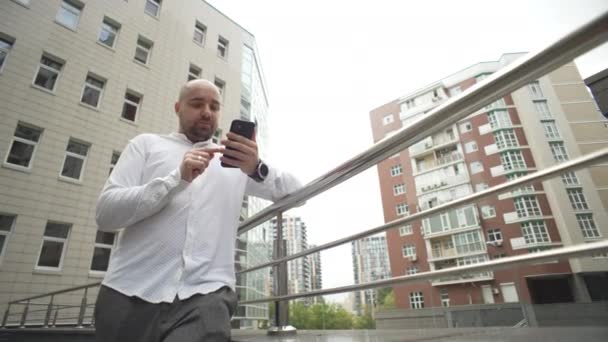 Man Texting Phone Has Emotion Disappointment Businessman Solves Cases Gets — Stock Video