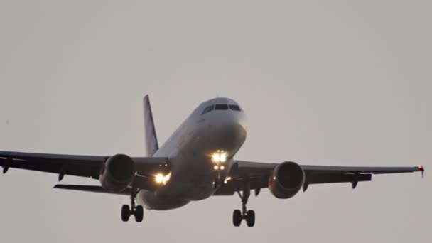 Samolot Zapalonymi Światłami Wyląduje Filmik Zwolnionym Tempie Zbliżenie Samolotu Locie — Wideo stockowe