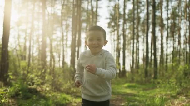 Garçon Court Sur Une Promenade Dans Parc Joyeux Enfant Souriant — Video