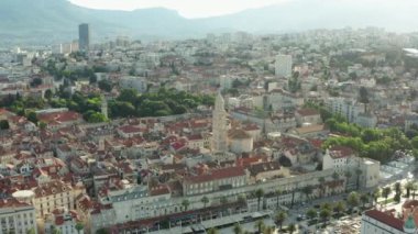 Hava görüntüsü Hırvatistan 'ı böldü. Katedral tarihi kentin merkezinde bir çan kulesi ve eski evleri ile birlikte yer almaktadır. Yüksek kalite 4k görüntü