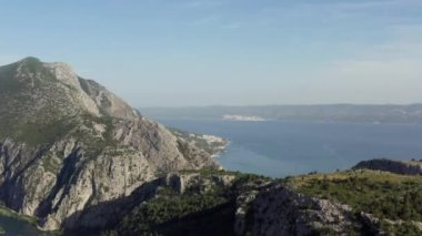 Hırvatistan 'ın dağlarının manzarasının havadan görünüşü. Adriyatik Denizi kıyısında güzel dağlar. Yüksek kalite 4k görüntü