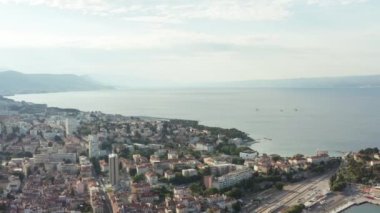 Hava görüntüsü Hırvatistan 'ı böldü. Gezinti güvertesi olan bir şehir ve deniz kıyısında güzel bir şehir. Gemilerle liman, tarihi evler, dağ manzarası. Yüksek kalite 4k görüntü