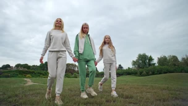 Trzy Pokolenia Rodzinie Kobiet Szczęśliwa Rodzina Chodzi Trzymając Się Ręce — Wideo stockowe