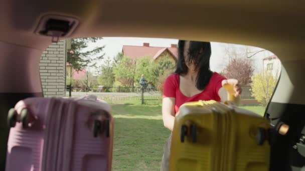 Eine Frau Holt Gepäck Aus Dem Kofferraum Eines Autos Eine — Stockvideo
