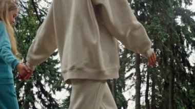 Büyükanne kız ve torun parkta el ele yürürler. Ailenin üç nesli birlikte zaman geçiriyor. Yüksek kalite 4k görüntü