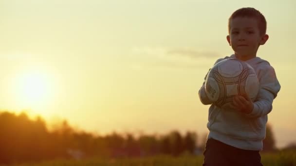 Pojke Med Boll Spelar Fotboll Vid Solnedgången Sportigt Barn Semester — Stockvideo