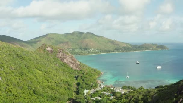Luchtfoto Van Natuur Van Seychellen Rotsachtige Bergen Met Jungle Kust — Stockvideo