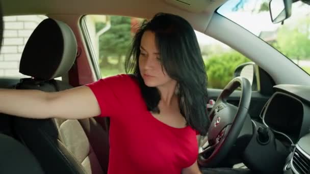 Chica Toma Dinero Bolso Pagar Gasolina Gasolinera Mujer Negocios Cuenta — Vídeo de stock