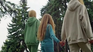 Üç nesil boyunca kadınlar el ele yürür. Anne sıcaklığı ve sevgi. Birlikte mutluyuz. Yürüyüş yapan bir ailenin yaşam tarzı videosu. Yüksek kalite 4k görüntü