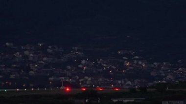 Aydınlatılmış bir pistten akşam bir uçak havalanıyor. Yolcular uçakla bir yolculuğa çıkarlar. Yüksek kalite 4k görüntü