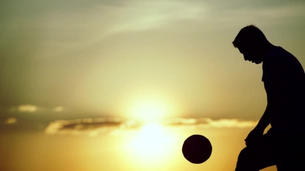 Медленное Видео Силуэта Парня Пинающего Мяч Мужчина Тренируется Играть Футбол — стоковое видео