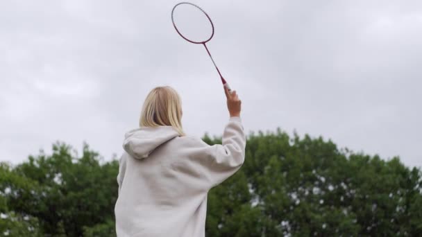 Egy Bambintont Játszik Parkban Lány Szabadidejét Teniszezéssel Tölti Egy Ütővel — Stock videók