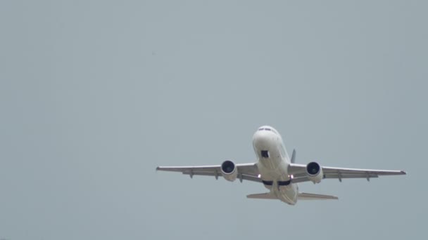 Egy Közeli Kép Egy Repülőgépről Ami Felszáll Hegyekben Égbe Lassított — Stock videók
