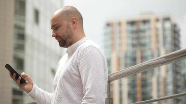 Podnikatel Píše Telefonu Pocit Zklamání Cityscape Manažer Řeší Pracovní Problémy — Stock video