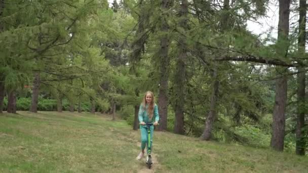 Видео Образа Жизни Девушки Скутере Активный Отдых Парке Счастливый Улыбающийся — стоковое видео