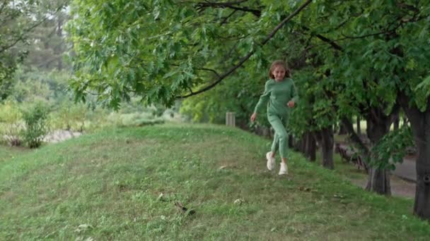 Kaukázusi Mosolygós Lány Fut Parkban Boldog Gyerekkort Egy Tinédzser Lánynak — Stock videók