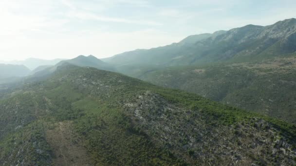 Luftfoto Landskabet Bjergene Kroatien Bjergtoppe Højder Dækket Med Nåletræer Høj – Stock-video