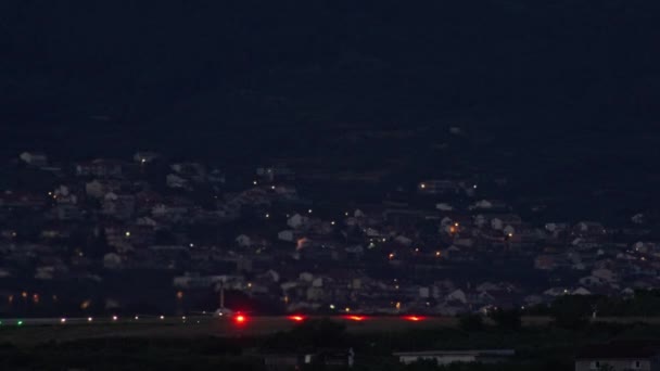 飛行機は夕方にライトアップされた滑走路から離陸する 乗客は飛行機で旅行に行く 高品質4K映像 — ストック動画