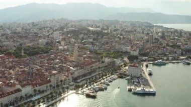 Hava görüntüsü Hırvatistan 'ı böldü. Şehrin tarihi şehir merkezi, Adriyatik deniz seti ve şehir merkezinin manzarası. Yüksek kalite 4k görüntü