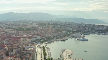 Hava görüntüsü Hırvatistan 'ı böldü. Şehrin tarihi şehir merkezi, Adriyatik deniz seti ve şehir merkezinin manzarası. Yüksek kalite 4k görüntü